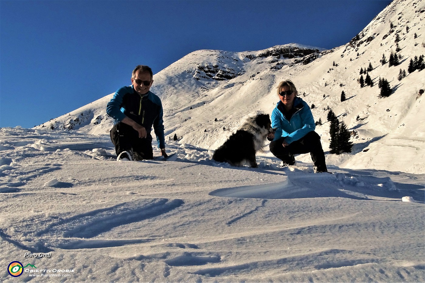 05 La nostra vetta di oggi questo bel dosso panoramico sui Piani d'Avaro.JPG